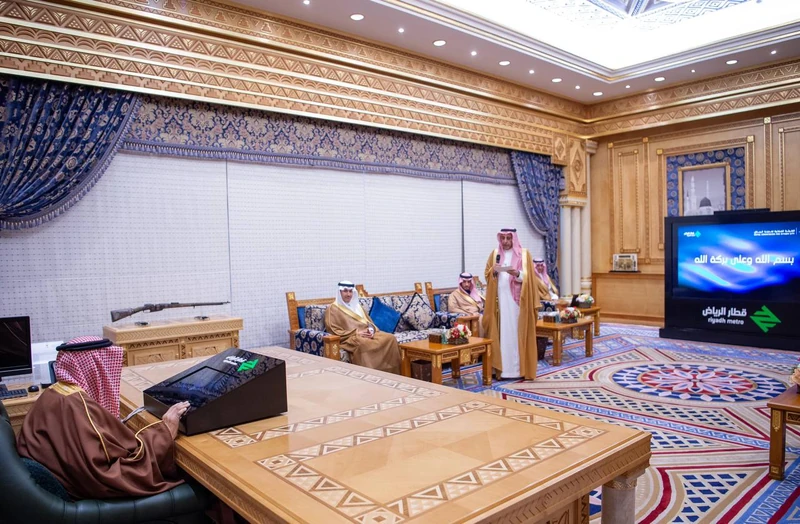 سيدي خادم الحرمين الشريفين يفتتح مشروع قطار الرياض - صورة 3