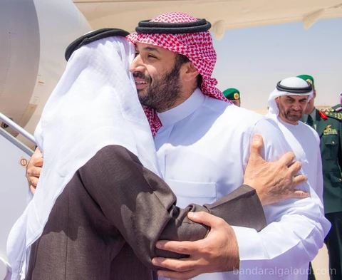 سمو رئيس دولة الإمارات العربية المتحدة، يصل إلى الرياض وسمو سيدي ولي العهد في مقدمة مستقبليه