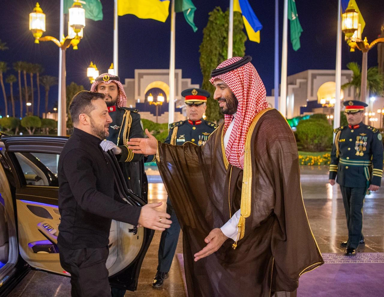 سمو سيدي ولي العهد يستقبل فخامة رئيس أوكرانيا وقد أجريت له مراسم استقبال رسمية - Photo 1