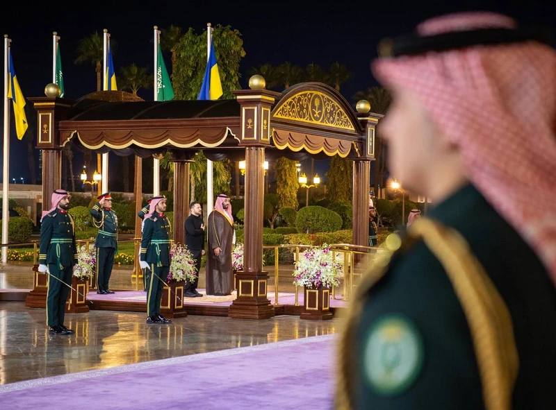 سمو سيدي ولي العهد يستقبل فخامة رئيس أوكرانيا وقد أجريت له مراسم استقبال رسمية - Photo 2