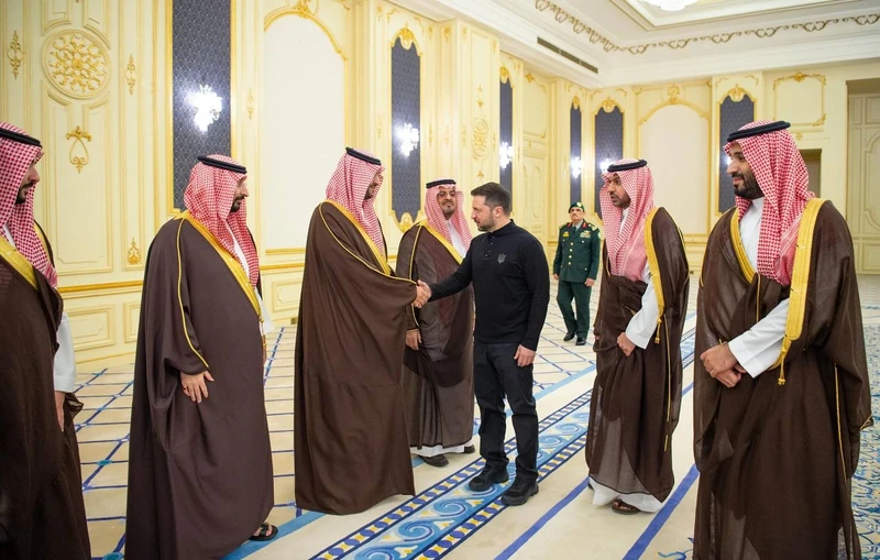 سمو سيدي ولي العهد يستقبل فخامة رئيس أوكرانيا وقد أجريت له مراسم استقبال رسمية - Photo 3