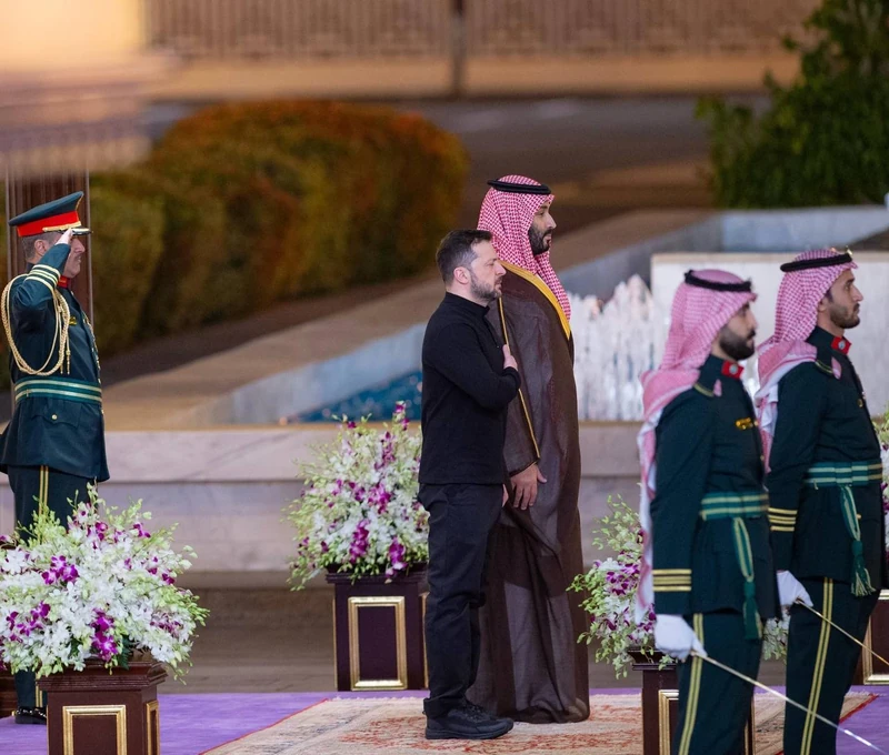 سمو سيدي ولي العهد يستقبل فخامة رئيس أوكرانيا وقد أجريت له مراسم استقبال رسمية - Photo 4