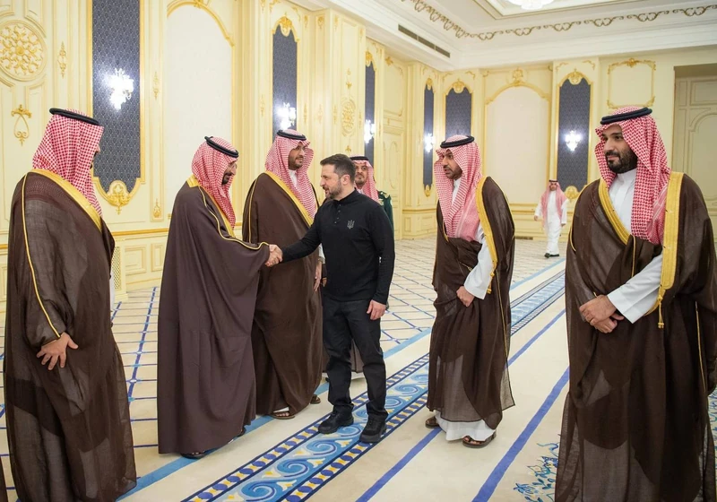 سمو سيدي ولي العهد يستقبل فخامة رئيس أوكرانيا وقد أجريت له مراسم استقبال رسمية - Photo 11
