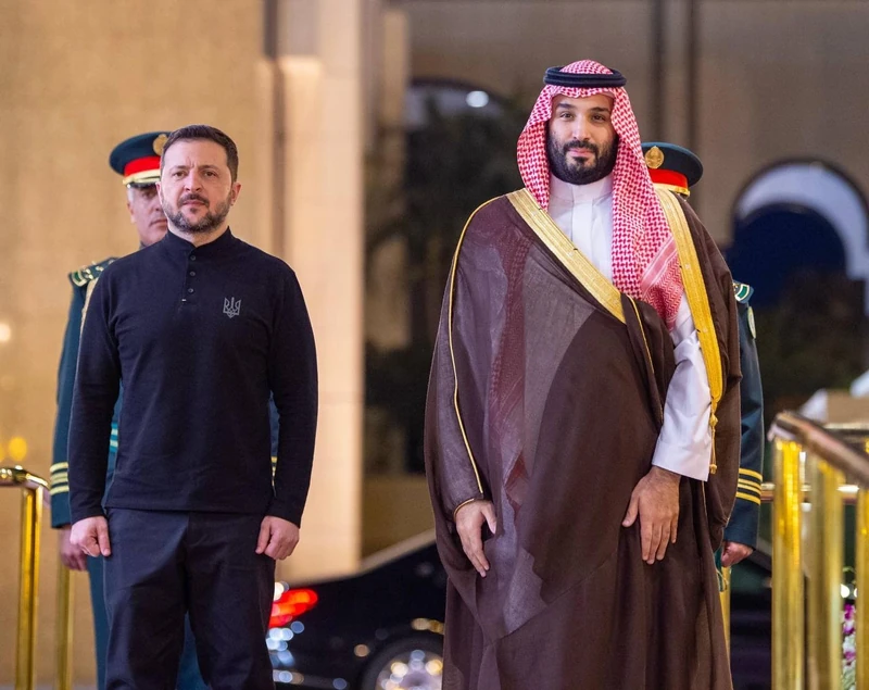 سمو سيدي ولي العهد يستقبل فخامة رئيس أوكرانيا وقد أجريت له مراسم استقبال رسمية - Photo 12