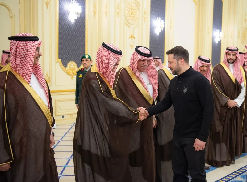 سمو سيدي ولي العهد يستقبل فخامة رئيس أوكرانيا وقد أجريت له مراسم استقبال رسمية - Photo 14
