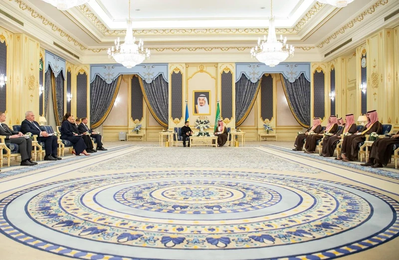 سمو سيدي ولي العهد يستقبل فخامة رئيس أوكرانيا وقد أجريت له مراسم استقبال رسمية - Photo 16