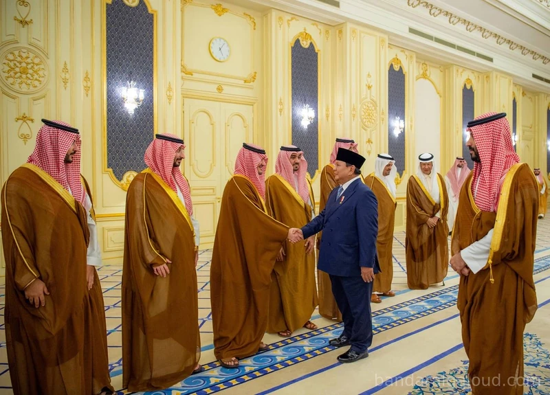 سمو سيدي ولي العهد يستقبل في قصر السلام بجدة، رئيس جمهورية إندونيسيا، ويقيم مراسم استقبال رسمية لفخامته - Photo 11