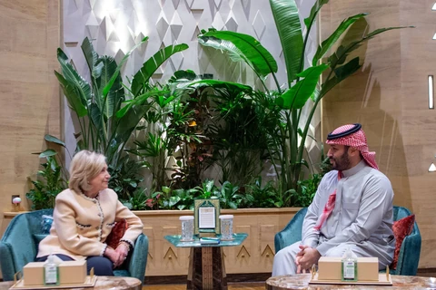 سمو سيدي ولي العهد يستقبل وزيرة الخارجية الأمريكية السابقة السيدة هيلاري كلينتون