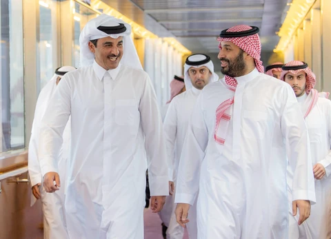 سمو سيدي ولي العهد في مقدمة مستقبلي سمو أمير دولة قطر لدى وصوله جدة