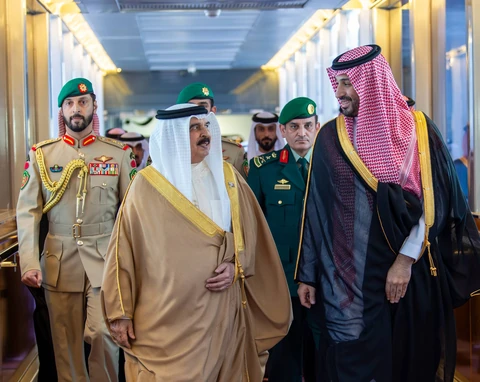 جلالة ملك مملكة البحرين يصل إلى جدة للمشاركة في القمة الخليجية التشاورية