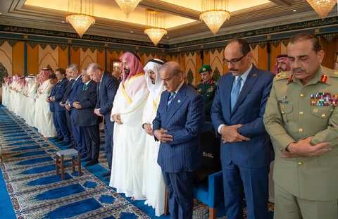 سمو سيدي ولي العهد ورئيس تركيا ورئيس وزراء باكستان يؤدون صلاة الجمعة بالمسجد الحرام