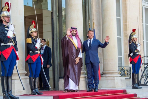 سمو سيدي ولي العهد يصل إلى قصر الإليزيه في العاصمة باريس وفي مقدمة مستقبليه فخامة رئيس الجمهورية الفرنسية.