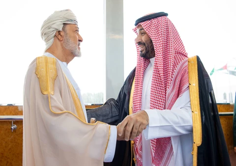 سلطان عُمان يصل إلى جدة وسمو سيدي ولي العهد في مقدمة مستقبليه