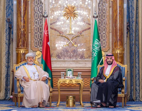 سمو سيدي ولي العهد يلتقي سلطان عُمان, ويستعرضان العلاقات الأخوية بين البلدين