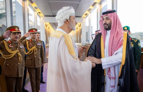 سلطان عُمان يغادر جدة وسمو سيدي ولي العهد في مقدمة مودعيه.