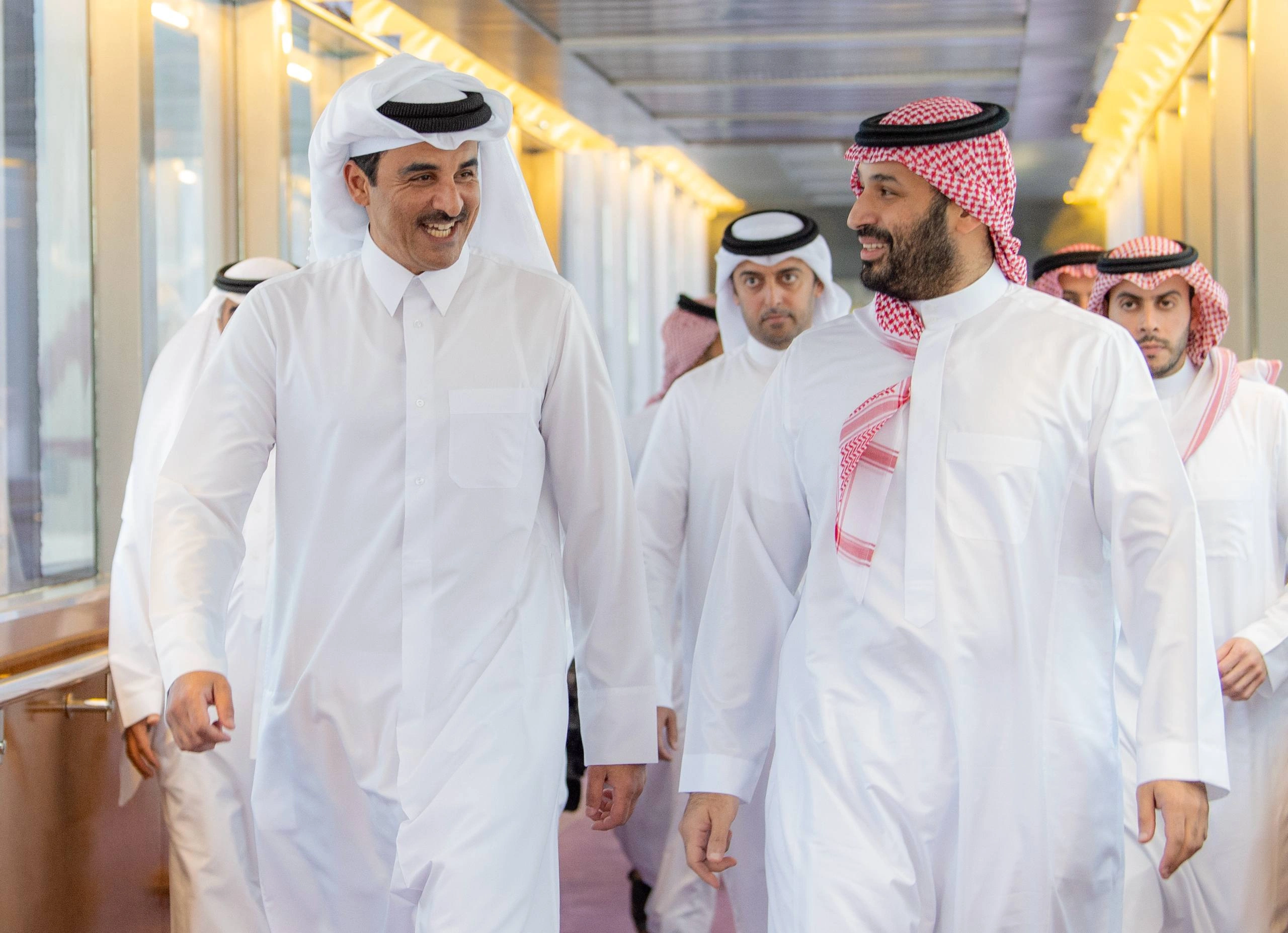 سمو سيدي ولي العهد في مقدمة مستقبلي سمو أمير دولة قطر لدى وصوله جدة - صورة 1