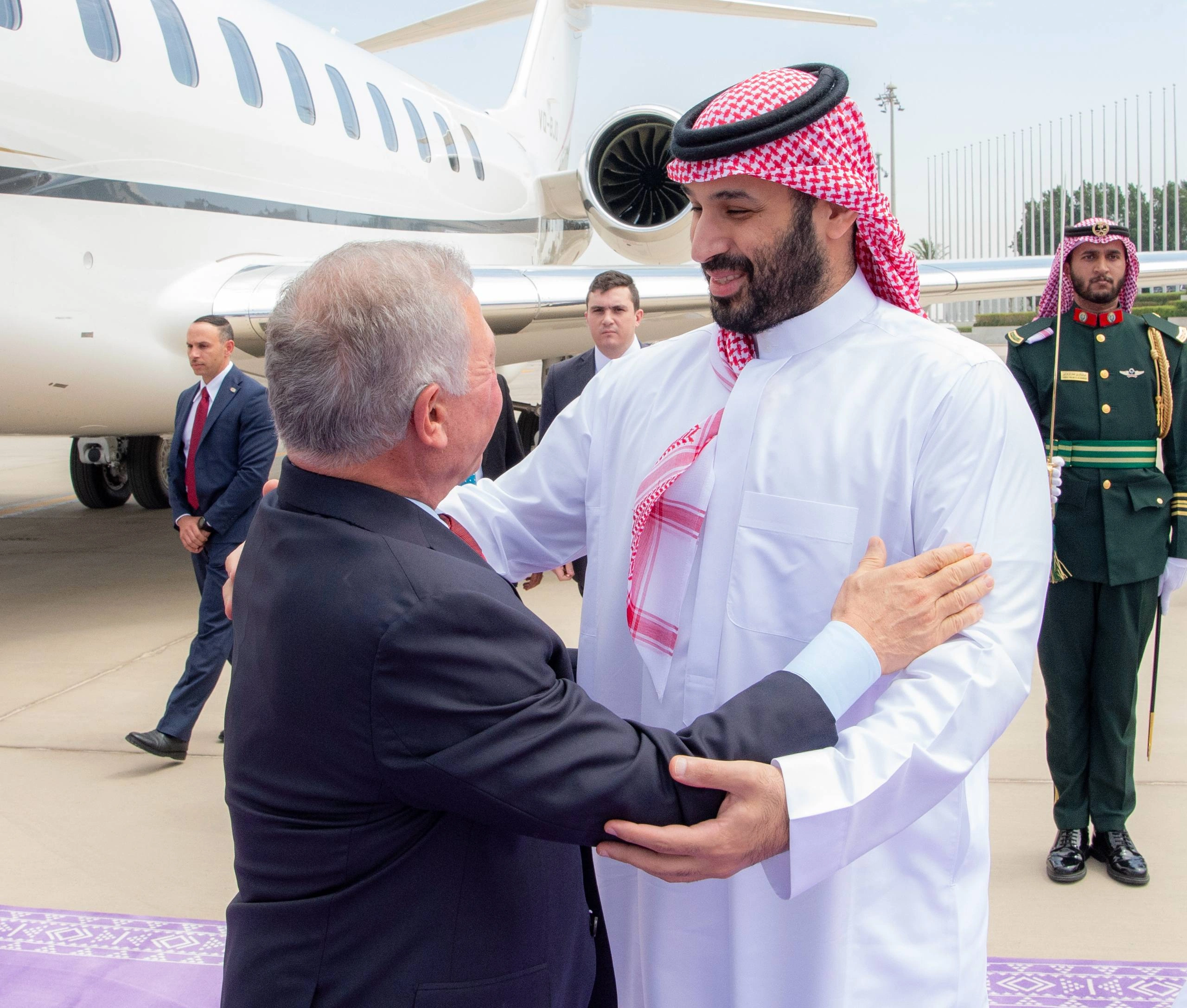 سمو سيدي ولي العهد في مقدمة مستقبلي جلالة ملك الأردن لدى وصوله جدة - Photo 1