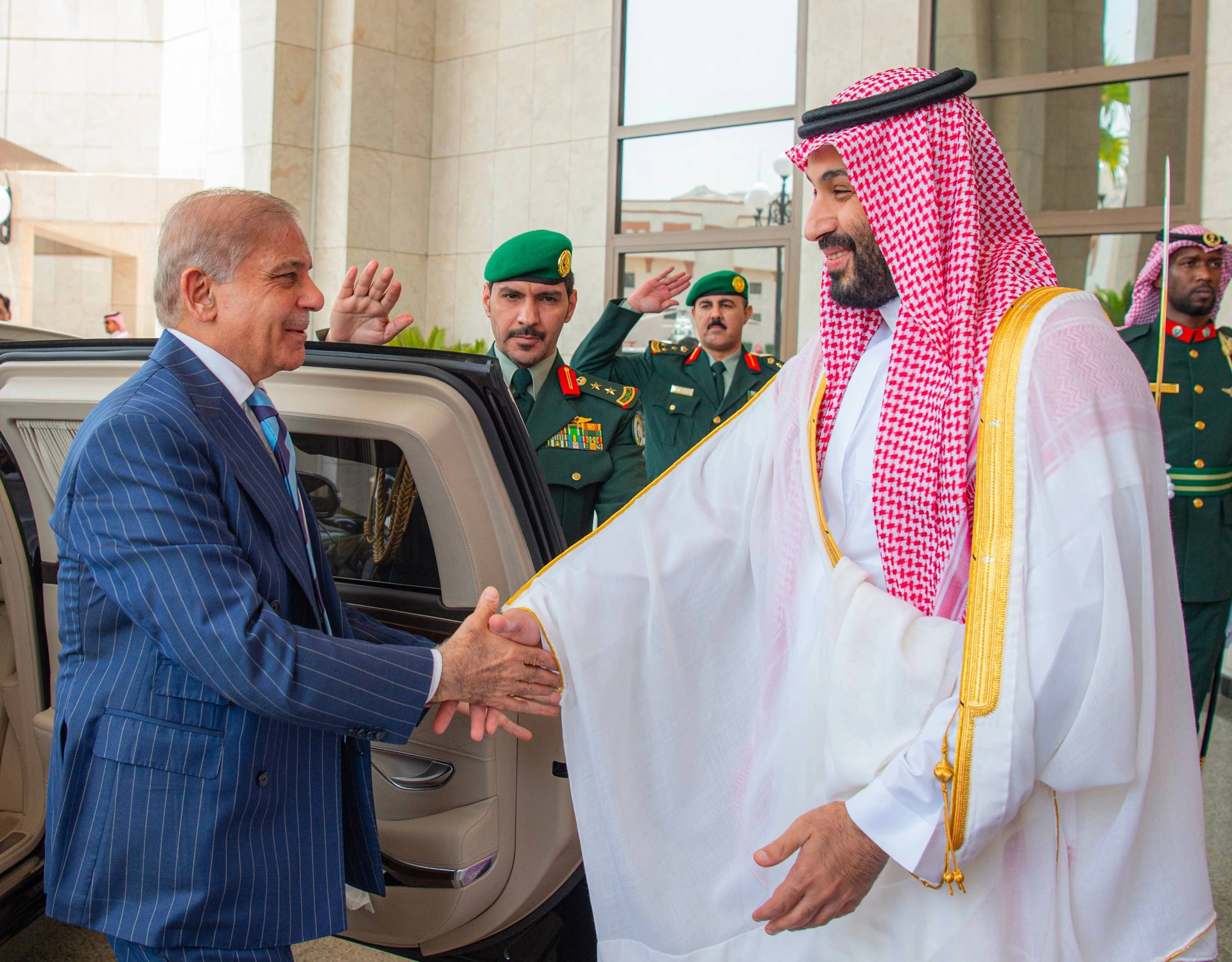 سمو سيدي ولي العهد يلتقي في مكة المكرمة رئيس الوزراء في جمهورية باكستان الإسلامية - صورة 1