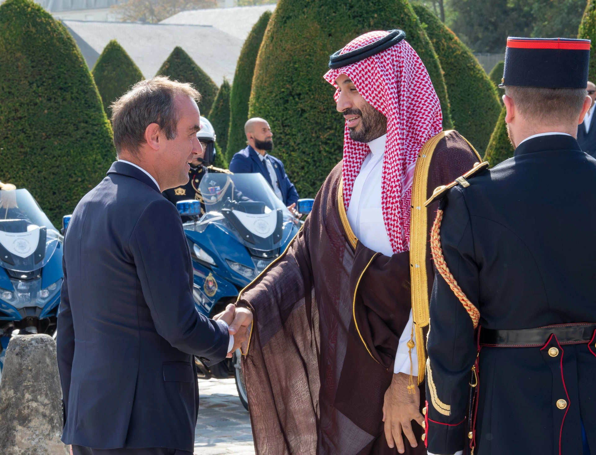سمو سيدي ولي العهد يصل إلى قصر الإنفاليد في العاصمة باريس مستهلًا زيارة دولة إلى الجمهورية الفرنسية. - صورة 1