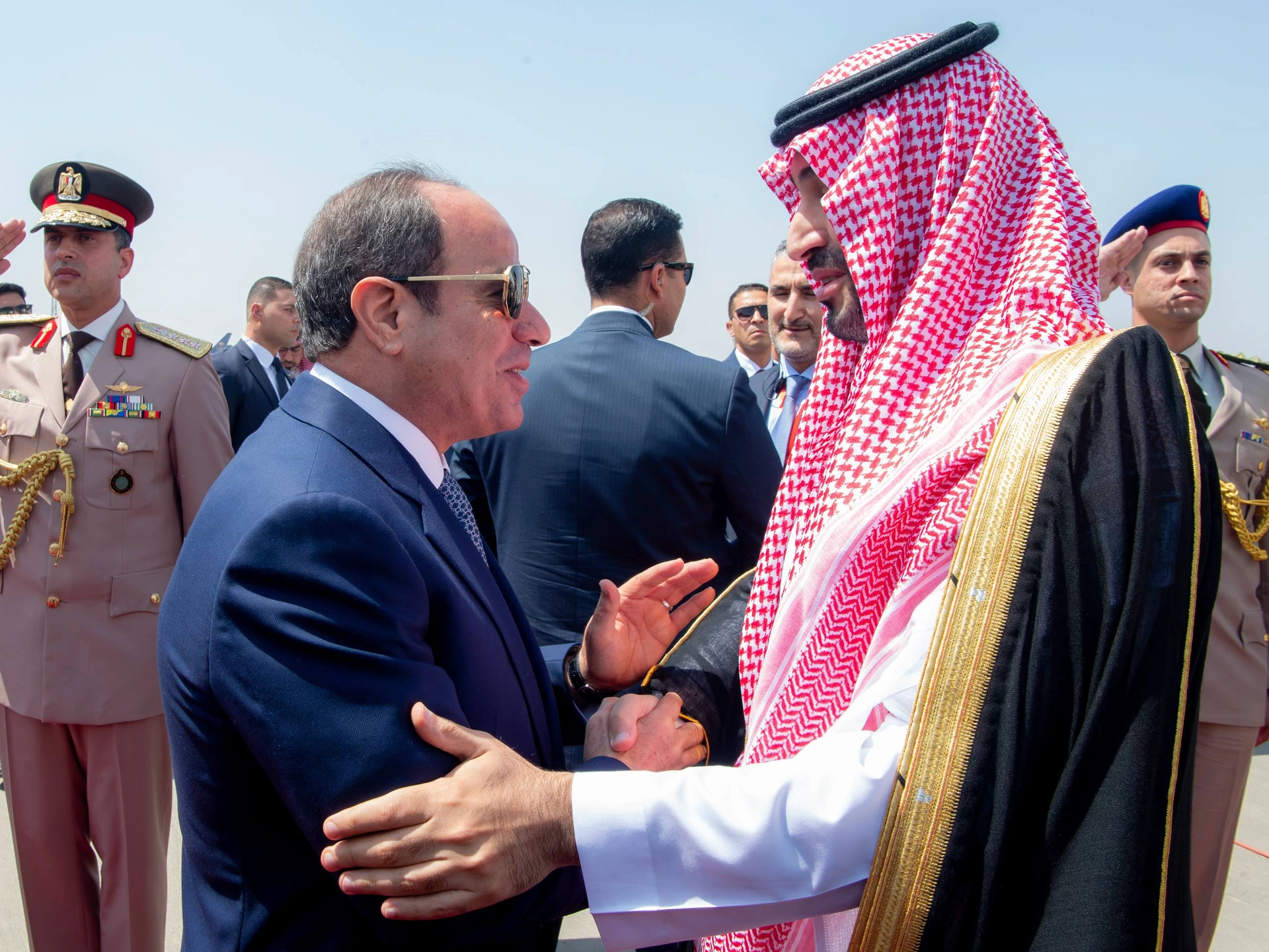 سمو سيدي ولي العهد يصل إلى العاصمة المصرية القاهرة، في زيارة عمل، وفي مقدمة مستقبليه فخامة الرئيس المصري. - Photo 1