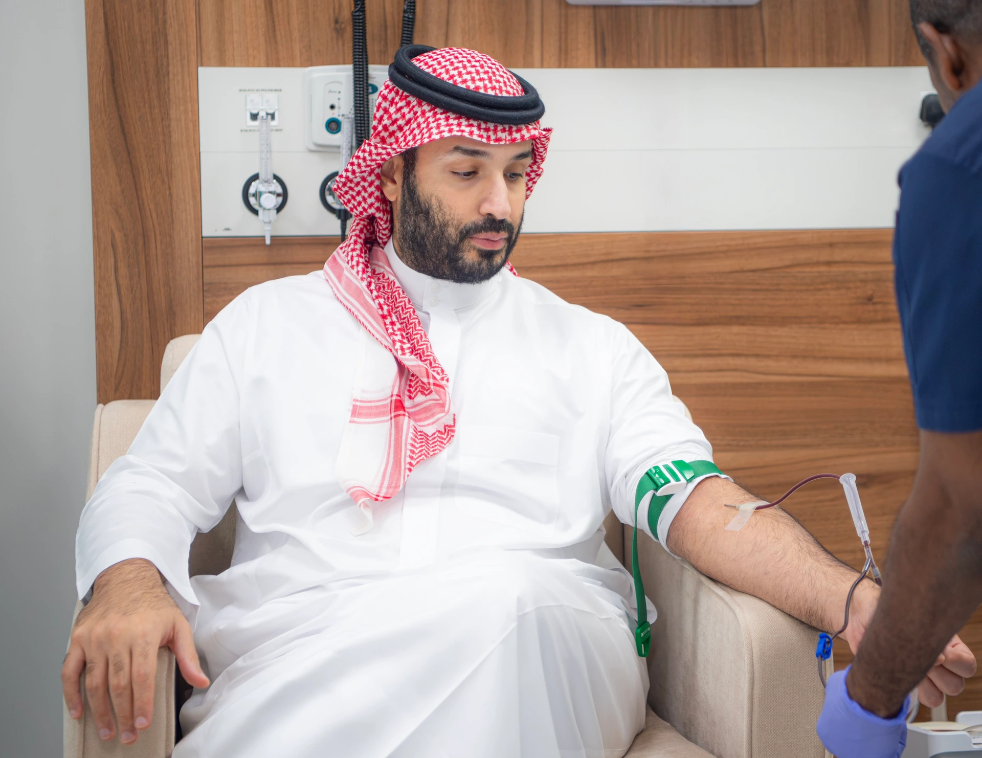 سمو سيدي ولي العهد يتبرع بالدم ويطلق الحملة الوطنية السنوية للتبرع بالدّم لعام 2026 في بادرة وطنية إنسانية. - صورة 1