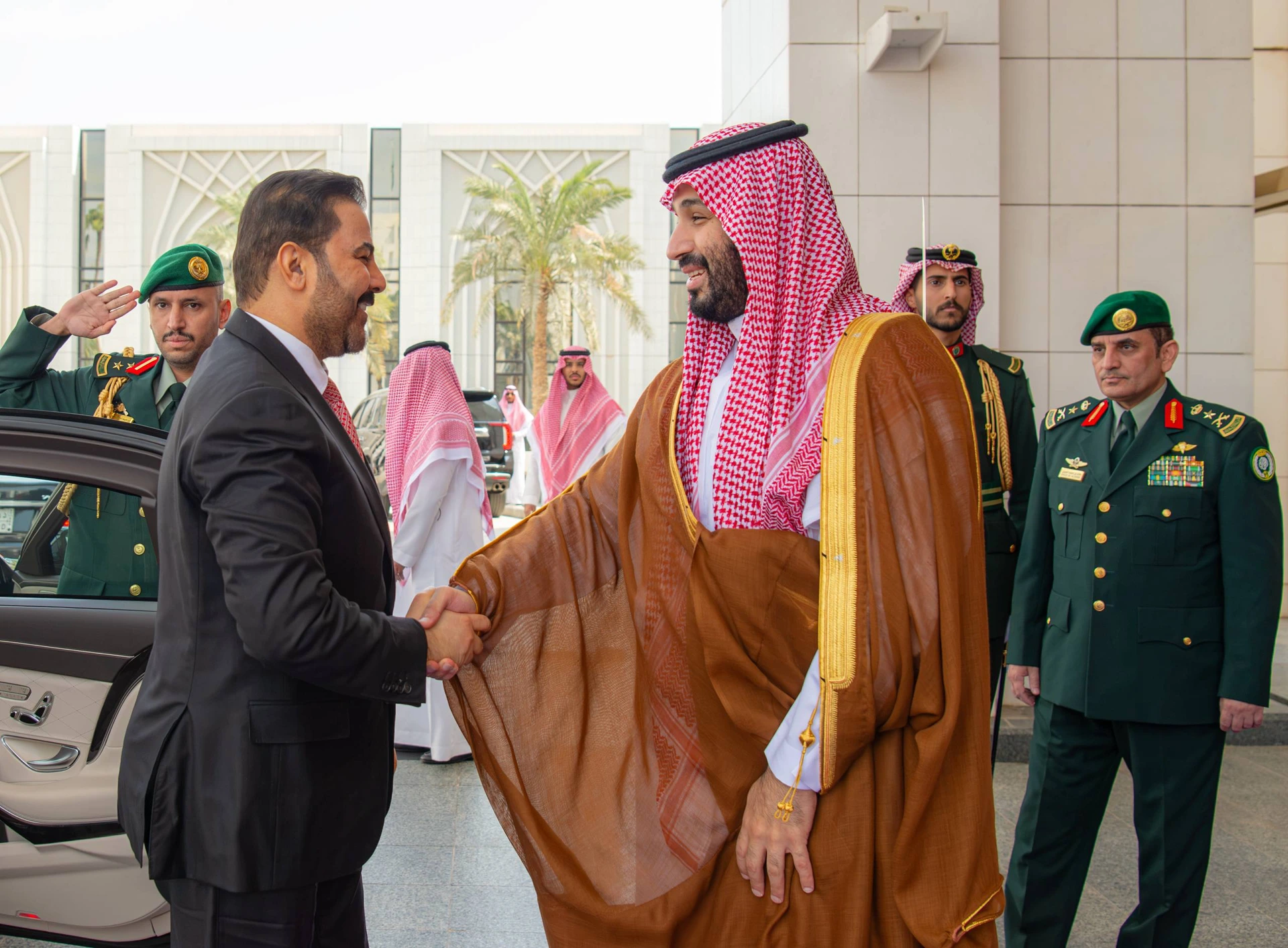 سمو سيدي ولي العهد يستقبل رئيس وزراء جمهورية العراق. - Photo 1
