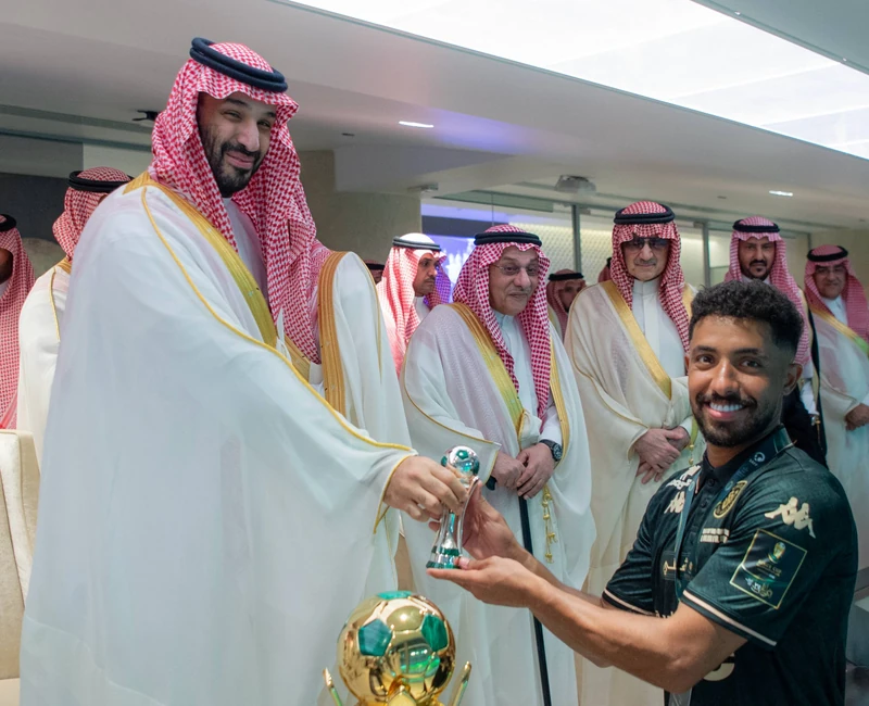 سمو سيدي ولي العهد يتوّج فريق الهلال بكأس خادم الحرمين الشريفين - Photo 20