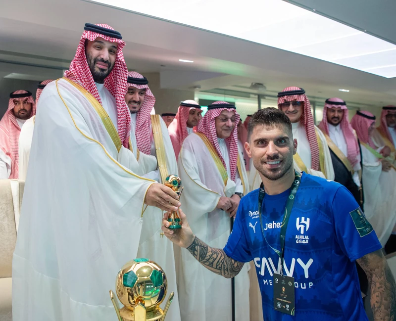 سمو سيدي ولي العهد يتوّج فريق الهلال بكأس خادم الحرمين الشريفين - Photo 10