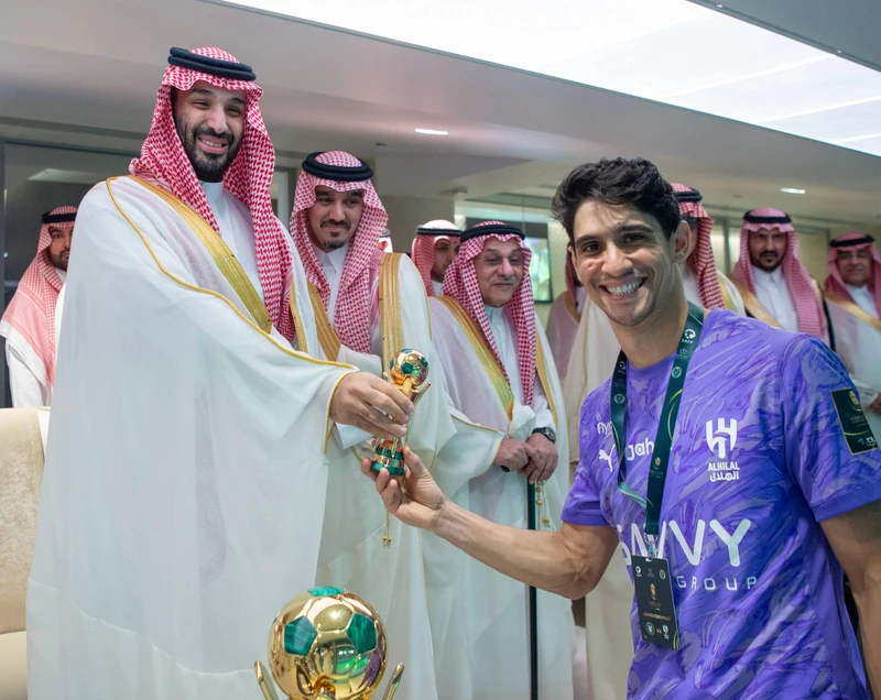 سمو سيدي ولي العهد يتوّج فريق الهلال بكأس خادم الحرمين الشريفين - Photo 13