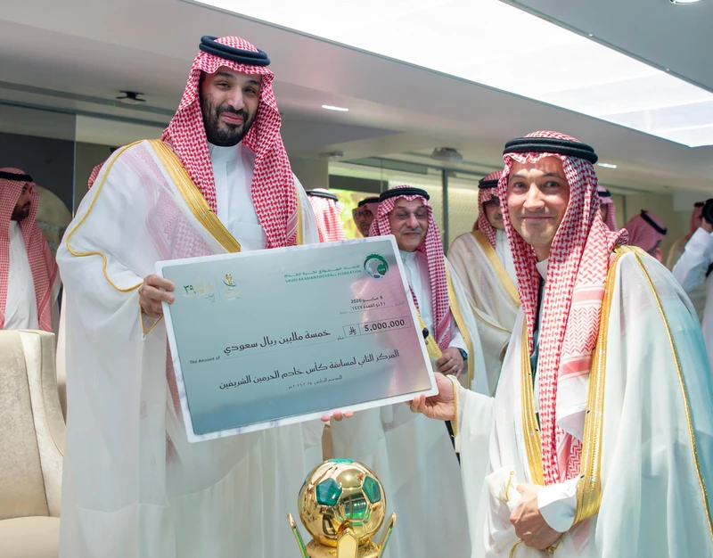 سمو سيدي ولي العهد يتوّج فريق الهلال بكأس خادم الحرمين الشريفين - Photo 17