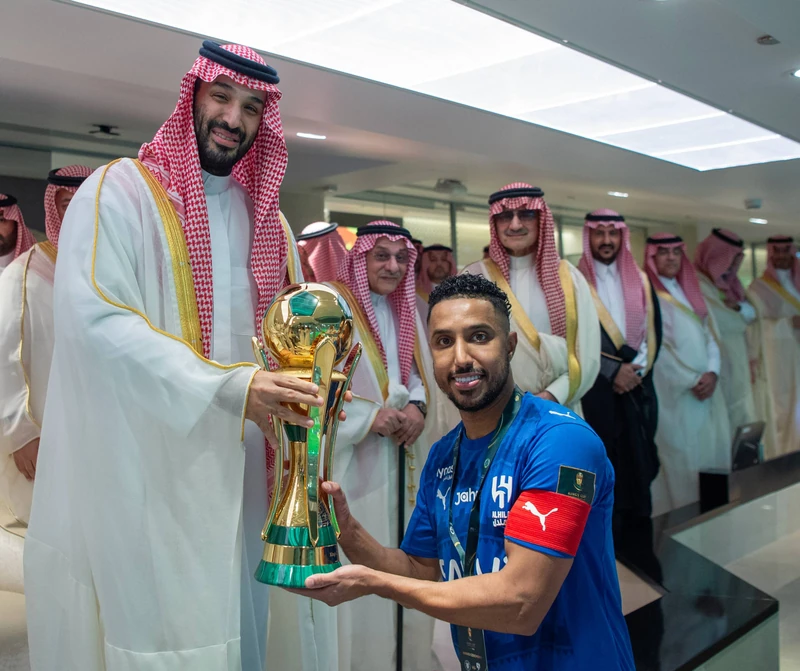 سمو سيدي ولي العهد يتوّج فريق الهلال بكأس خادم الحرمين الشريفين - Photo 5