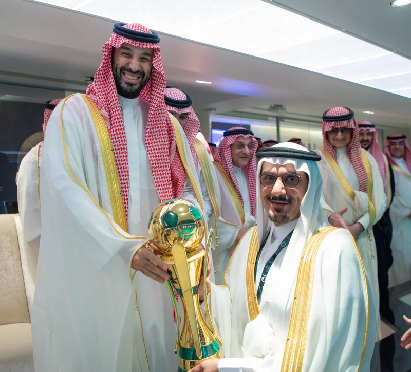 سمو سيدي ولي العهد يتوّج فريق الهلال بكأس خادم الحرمين الشريفين - Photo 3