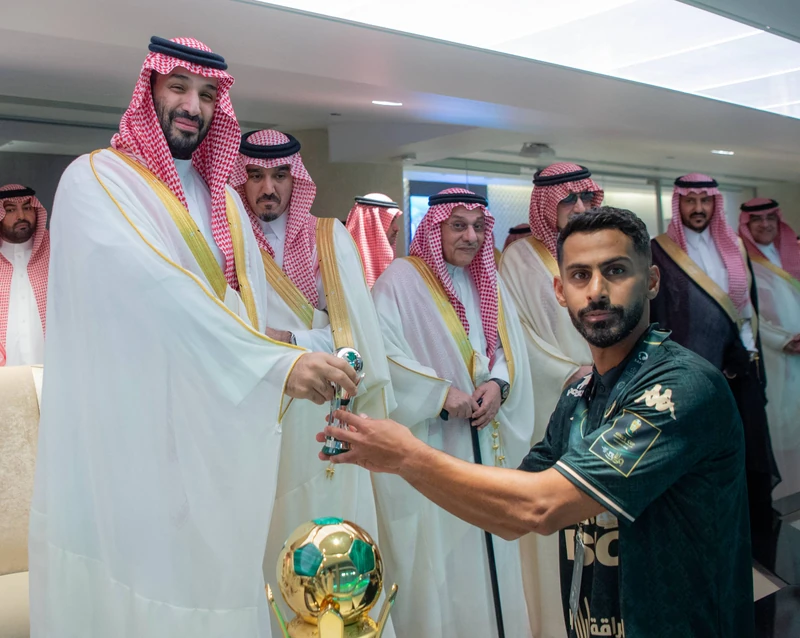 سمو سيدي ولي العهد يتوّج فريق الهلال بكأس خادم الحرمين الشريفين - Photo 18