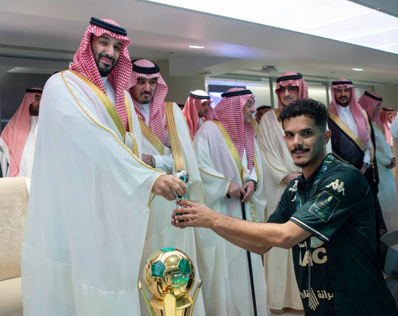 سمو سيدي ولي العهد يتوّج فريق الهلال بكأس خادم الحرمين الشريفين - Photo 19