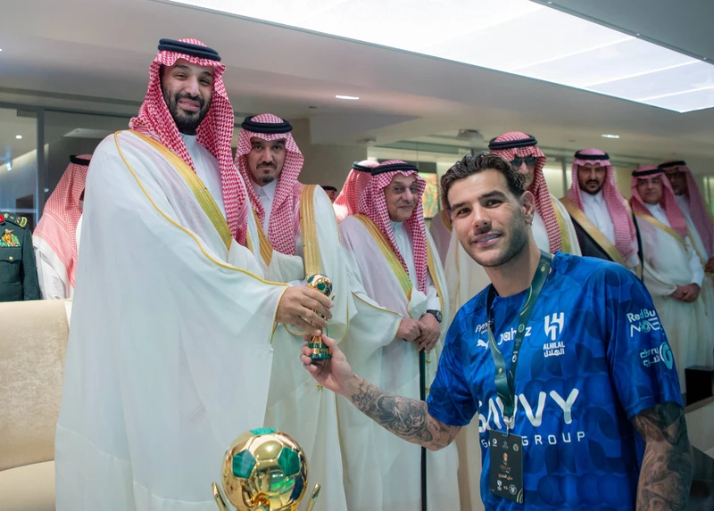 سمو سيدي ولي العهد يتوّج فريق الهلال بكأس خادم الحرمين الشريفين - Photo 7