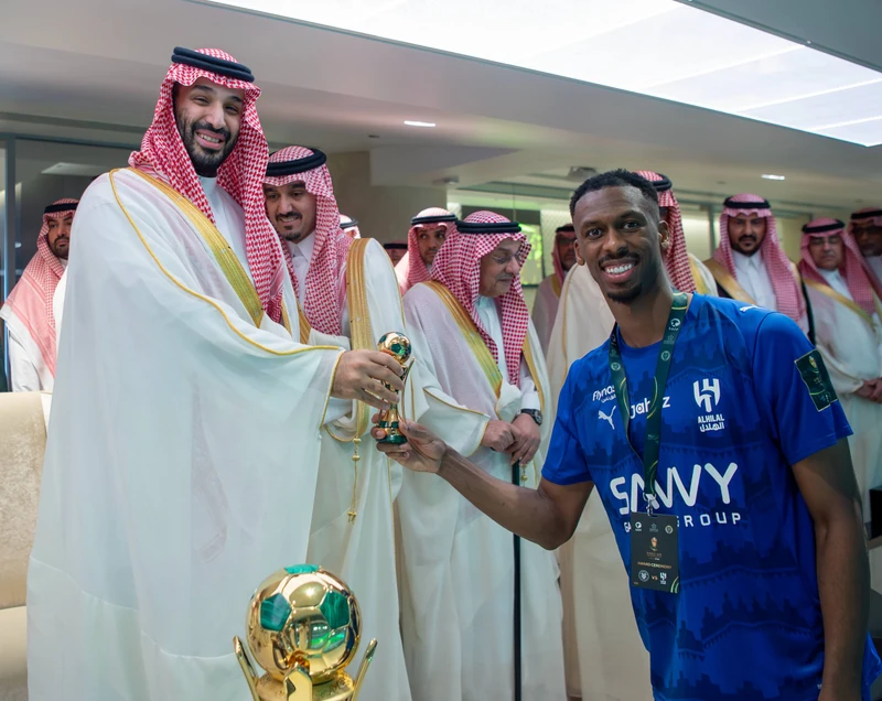 سمو سيدي ولي العهد يتوّج فريق الهلال بكأس خادم الحرمين الشريفين - Photo 6