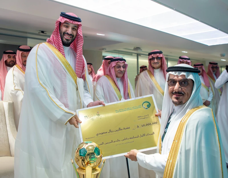 سمو سيدي ولي العهد يتوّج فريق الهلال بكأس خادم الحرمين الشريفين - Photo 4