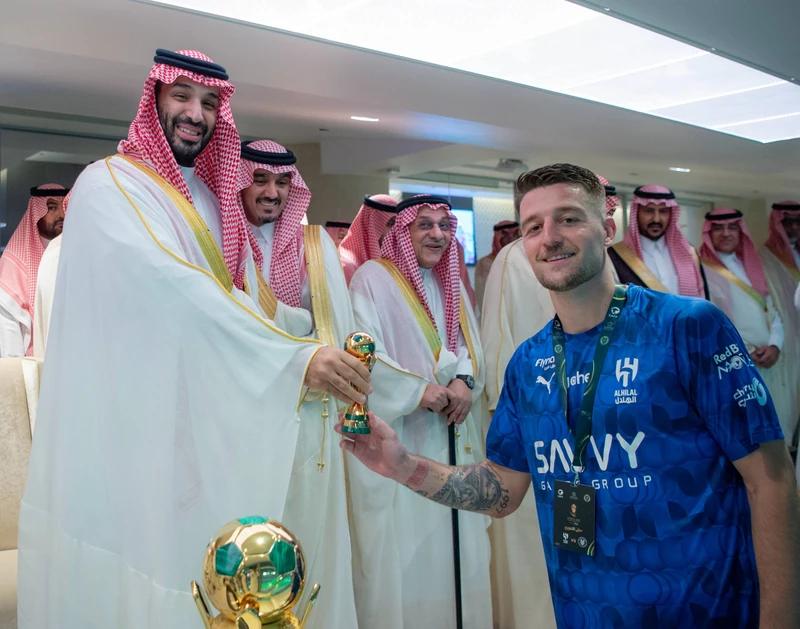 سمو سيدي ولي العهد يتوّج فريق الهلال بكأس خادم الحرمين الشريفين - Photo 9