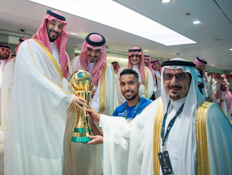سمو سيدي ولي العهد يتوّج فريق الهلال بكأس خادم الحرمين الشريفين - Photo 2