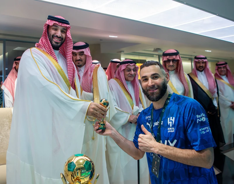 سمو سيدي ولي العهد يتوّج فريق الهلال بكأس خادم الحرمين الشريفين - Photo 12