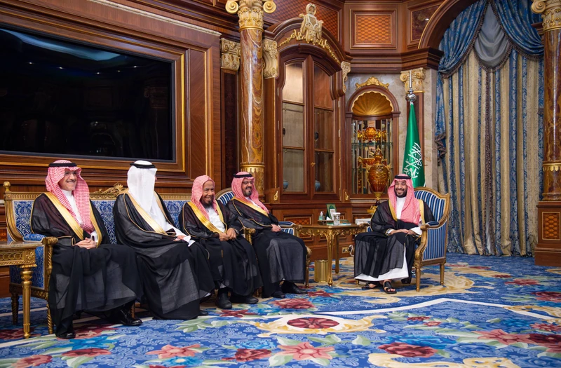 سمو سيدي ولي العهد يستقبل مساء أمس وفد تكريم خادم الحرمين الشريفين - Photo 6