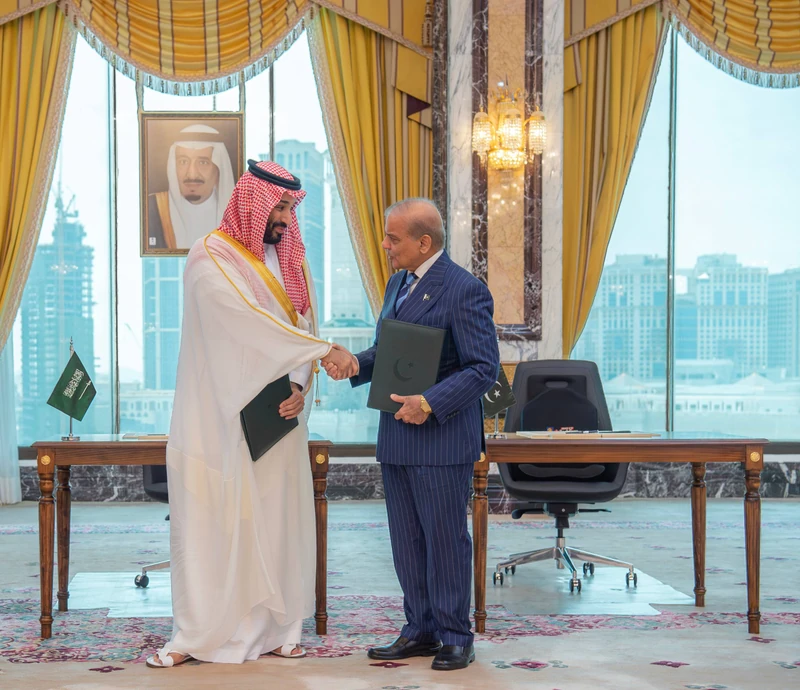 جانب من توقيع سمو سيدي ولي العهد والرئيس التركي ورئيس وزراء باكستان - Photo 3