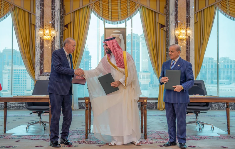 جانب من توقيع سمو سيدي ولي العهد والرئيس التركي ورئيس وزراء باكستان - Photo 4