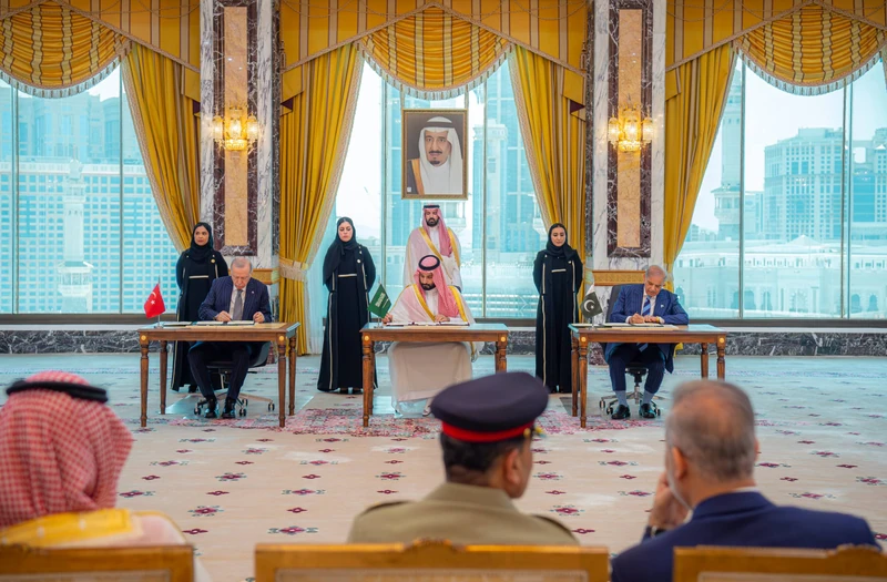 جانب من توقيع سمو سيدي ولي العهد والرئيس التركي ورئيس وزراء باكستان - Photo 2