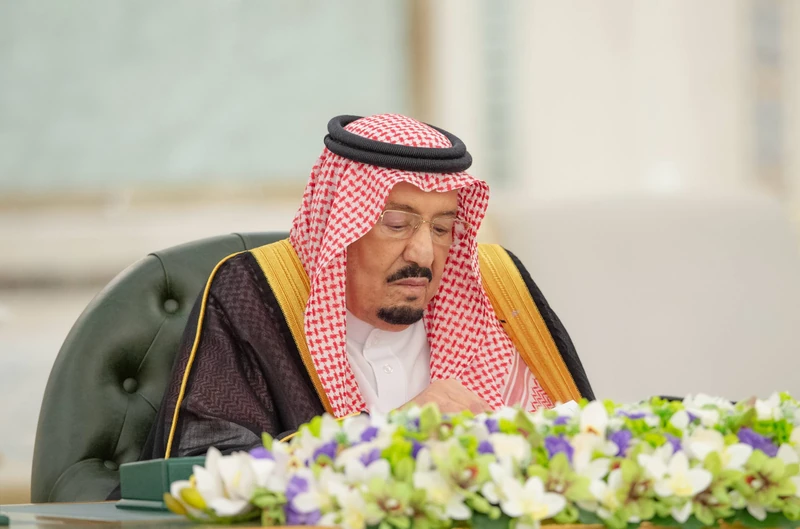 سيدي خادم الحرمين الشريفين يرأس جلسة مجلس الوزراء في جدة - صورة 2