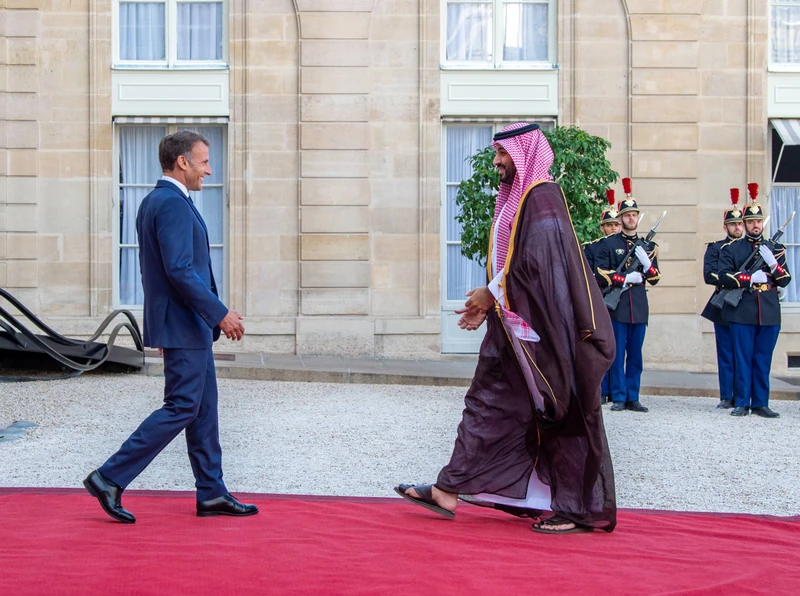 سمو سيدي ولي العهد يصل إلى قصر الإليزيه في العاصمة باريس وفي مقدمة مستقبليه فخامة رئيس الجمهورية الفرنسية. - صورة 2