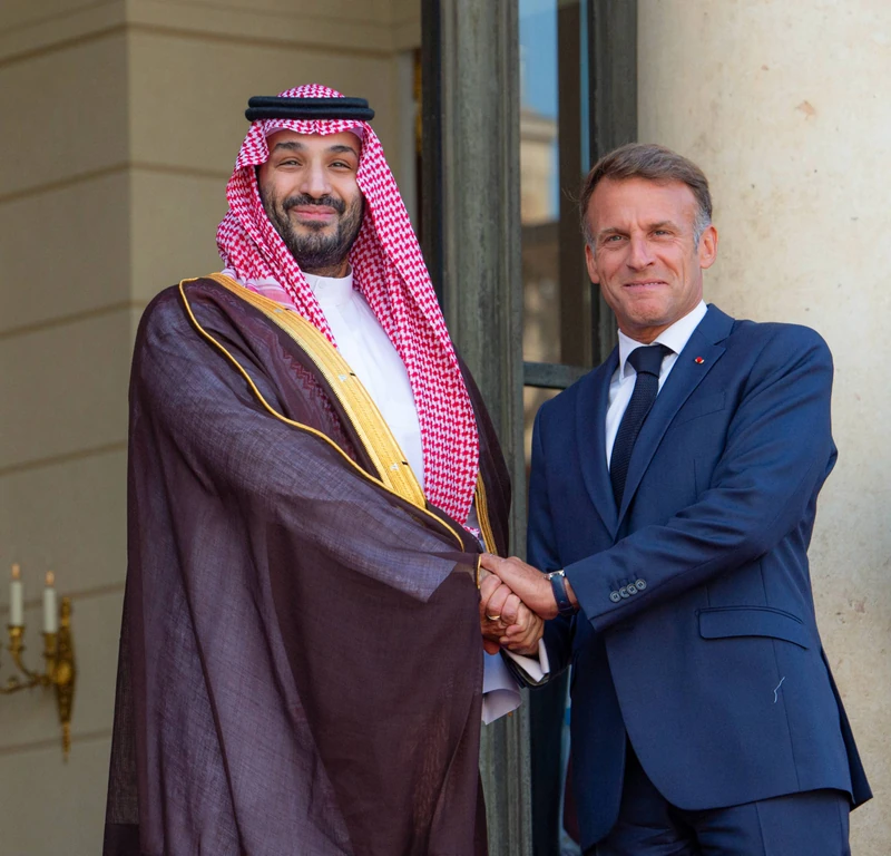 سمو سيدي ولي العهد يصل إلى قصر الإليزيه في العاصمة باريس وفي مقدمة مستقبليه فخامة رئيس الجمهورية الفرنسية. - صورة 7