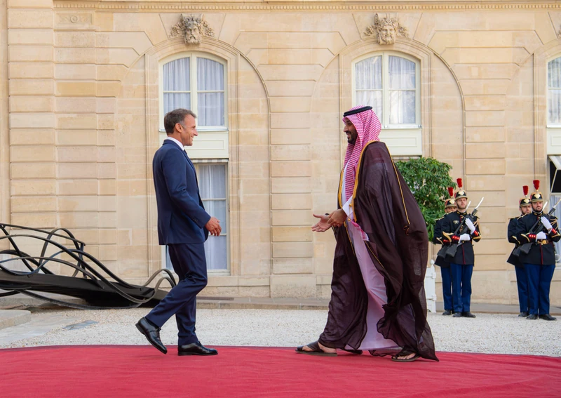 سمو سيدي ولي العهد يصل إلى قصر الإليزيه في العاصمة باريس وفي مقدمة مستقبليه فخامة رئيس الجمهورية الفرنسية. - صورة 3
