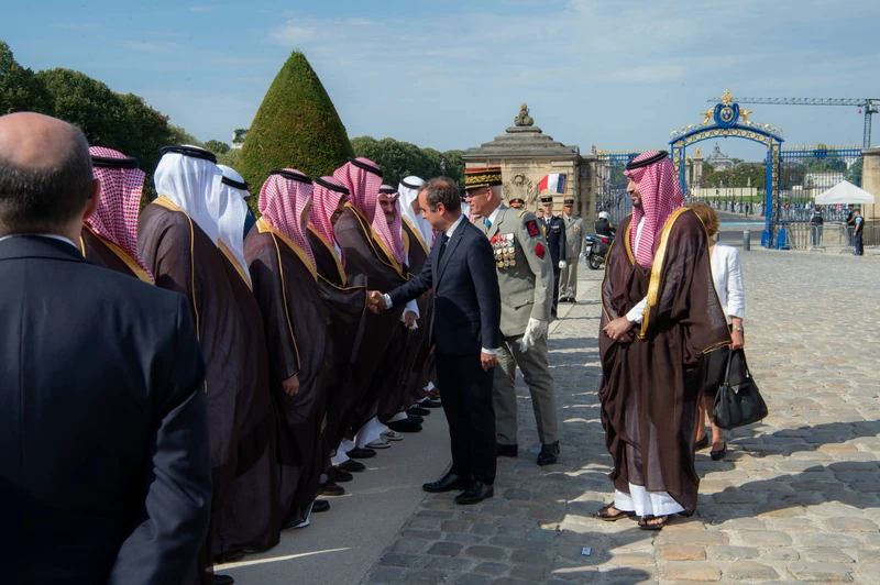 سمو سيدي ولي العهد يصل إلى قصر الإنفاليد في العاصمة باريس مستهلًا زيارة دولة إلى الجمهورية الفرنسية. - صورة 14