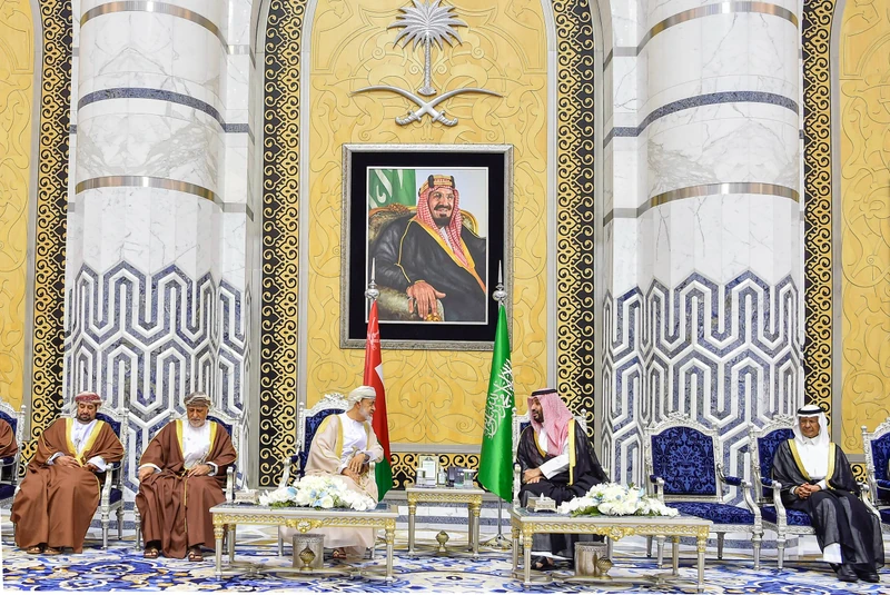 سلطان عُمان يصل إلى جدة وسمو سيدي ولي العهد في مقدمة مستقبليه - صورة 4